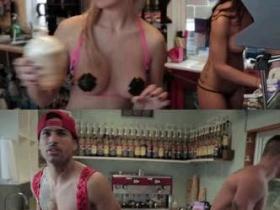 美国现半裸咖啡厅 女服务生半裸只穿丁字裤