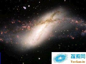 距离地球4200万光年双鱼座星系NGC 660中心沉睡数百万年的黑洞苏醒过来