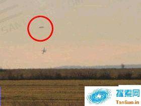 战斗机被不明圆盘UFO追击，飞行员扭头的瞬间却什么都看不到了