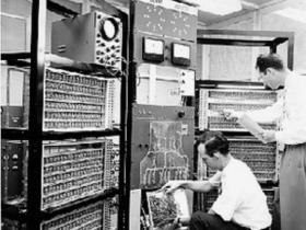 世界上第一台晶体管计算机研制成功_迪克