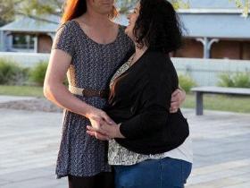 澳大利亚女子助男友变性 从男友变成了姐妹