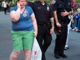 她勇敢走上街头将这些鄙视胖子的目光记录下来 最后……