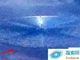 乘客飞过51区意外拍到UFO 露出部分金属机体