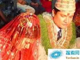 尼泊尔奇怪婚俗 岳父在婚礼上要给女婿洗脚