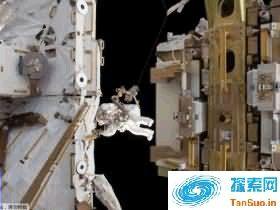 美国女宇航员太空漫步时“丢装备” 防护罩飘走(图)
