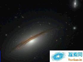 哈勃望远镜拍宇宙“光碟”：巨大星系 转速极快