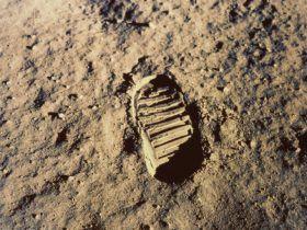 月球上神秘的赤脚脚印