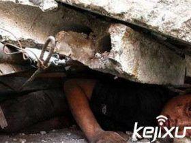 汶川地震灵异事件大揭秘 巨石压身蓝色怪脸浮现