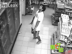 胆小勿入!便利店监控竟拍到诡异撞鬼一幕