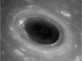 卡西尼探测器首次穿越土星与最内侧光环之间区域
