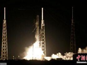 SpaceX发射“猎鹰9”火箭 将通信卫星送入太空