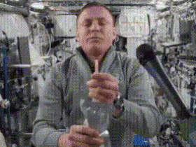 长见识！宇航员在太空竟这样喝咖啡：看着好费劲