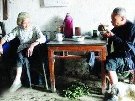 湖北神仙奶奶12年来每天只喝茶抽烟