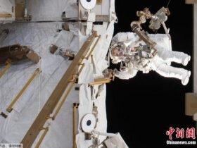 俄宇航员进行太空行走 手动释放五颗纳米卫星