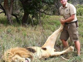 数学老师捕获17英尺巨蟒