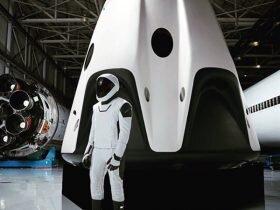 马斯克晒SpaceX太空服全身照:黑白配超酷