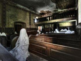 乌鸦送许多亮晶晶小东西给小女孩