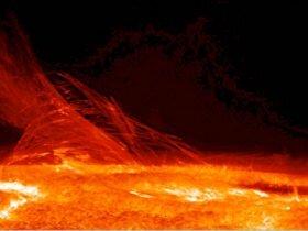 美媒：NASA观测到太阳大气层出现巨大“黑洞” 景象壮观