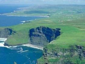 爱尔兰莫赫陡崖之谜，海中陡崖倒塌植物却屹立不倒