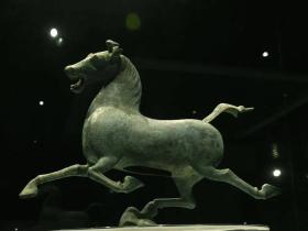 马踏飞燕踏的是飞燕、龙雀、还是雄鹰?