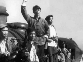 他是飞虎队的英雄 抗日战争胜利后 他转向了敌人 他是忘记了自己最初的心 还是形势所迫