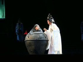 除了齐夫人 这两个女人也被砍掉了 做成人