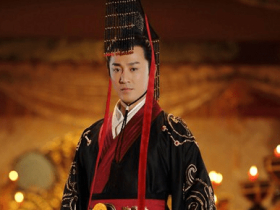 为什么只有秦汉时期的长袍是先黑后黄的?