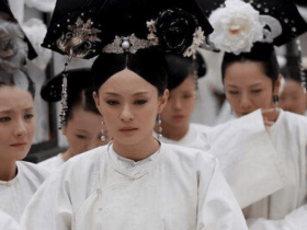 在古代嫔妃下葬之前 宫女们会用玉来堵住九孔 为什么?有科学依据吗