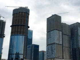 他是深圳的一个楼主 七栋楼 月收入60万 声称生活很孤独 没有意义