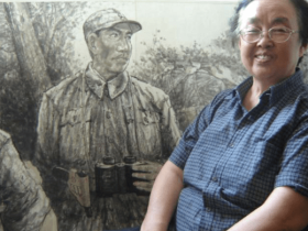 她是左权将军的遗产 在这位将军为国捐躯后 他一直受到公司首席执行官彭的悉心照顾 直到他成年