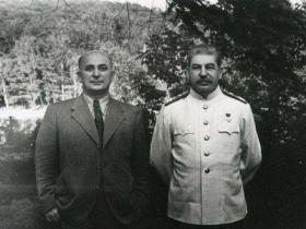 贝利亚是二号人物,斯大林之后本来要接班了,为什么突然被杀呢?