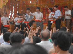 这里的人叫东方犹太人 做生意一流 我们太熟悉其中的亿万富翁了