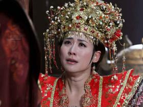 为什么王宝钏在被命名为女王18天后突然死去