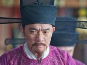 皇帝在下棋 大臣进来 打翻了棋盘 说了一句让皇帝无语的话