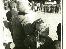 奇特的帽子,年轻母亲回首一望!1939年日本人在河南阳武拍的照片