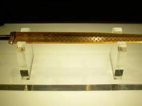 “王月勾践剑出土后干净如新 一次能切18层纸” 真的吗?