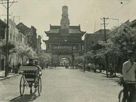 站在街上的姑娘 庙后街的鼓楼!1939年日本占领下的河南开封