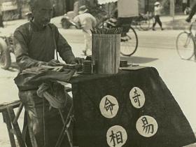 老师坐地摊 女生骑自行车！1939年日本镜头中的北京西单