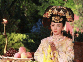 她是嘉庆皇帝的皇后 但她帮助前皇后的儿子登上王位