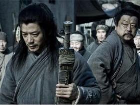 韩信被杀后 小何看着自己的尸体叹了口气 说了一句肺腑之�