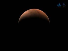 天问一号拍摄了南半球和北半球的火星侧面图像