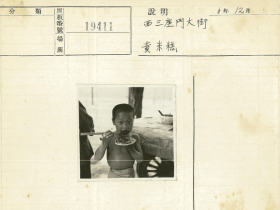 孩子吃年糕 年轻妈妈在街上给孩子喂奶!1939年日本侵略者拍摄的北平的夏天