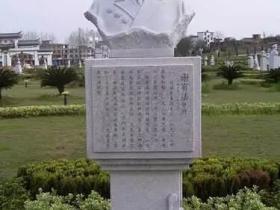 称号:开国中将 1955年被授予称号时年仅38岁 曾与陈毅同住一个病房 成了“忘年”