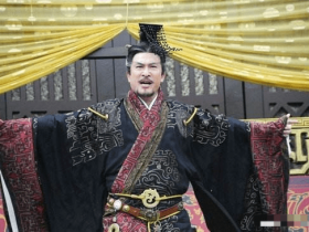 历史上最伟大的三个皇帝是哪个朝代的