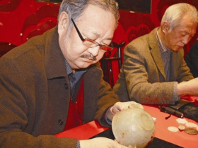 老人拿一“玉米”去鉴定,专家判为赝品,他:你知道我的身份吗?