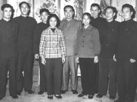 在周总理身边工作过的人 多年后想起周总理 都流下了眼泪