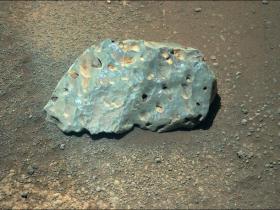 毅力在火星上发现了一块奇怪的绿色石头 并正在努力研究它