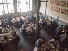 20世纪70年代十块钱在餐厅能吃什么?