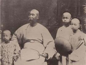 哥哥穷得嫁不出去 妹妹丑得嫁不出去 两人凑合 生下儿子成为现代名人