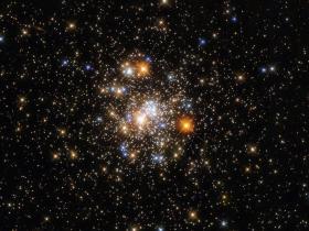 哈勃望远镜最近传回一张闪闪发光的星团NGC 6717